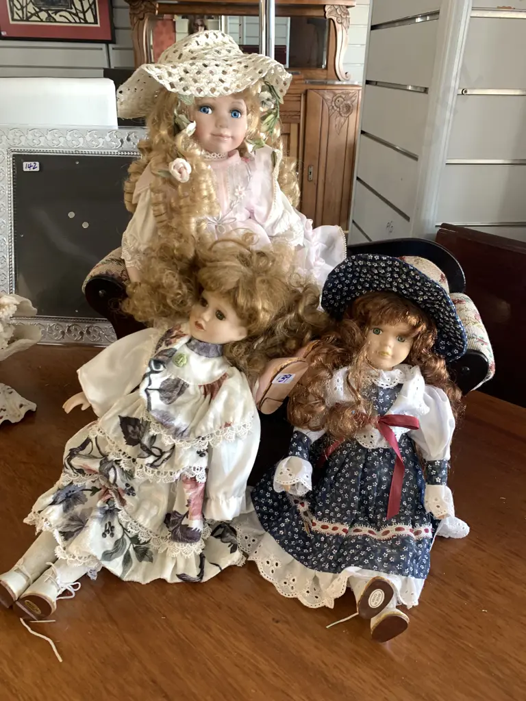 Porcelain Dolls x 3 Assorted With Dolls Fabric Chaise Lounge, L45cm Image 1++