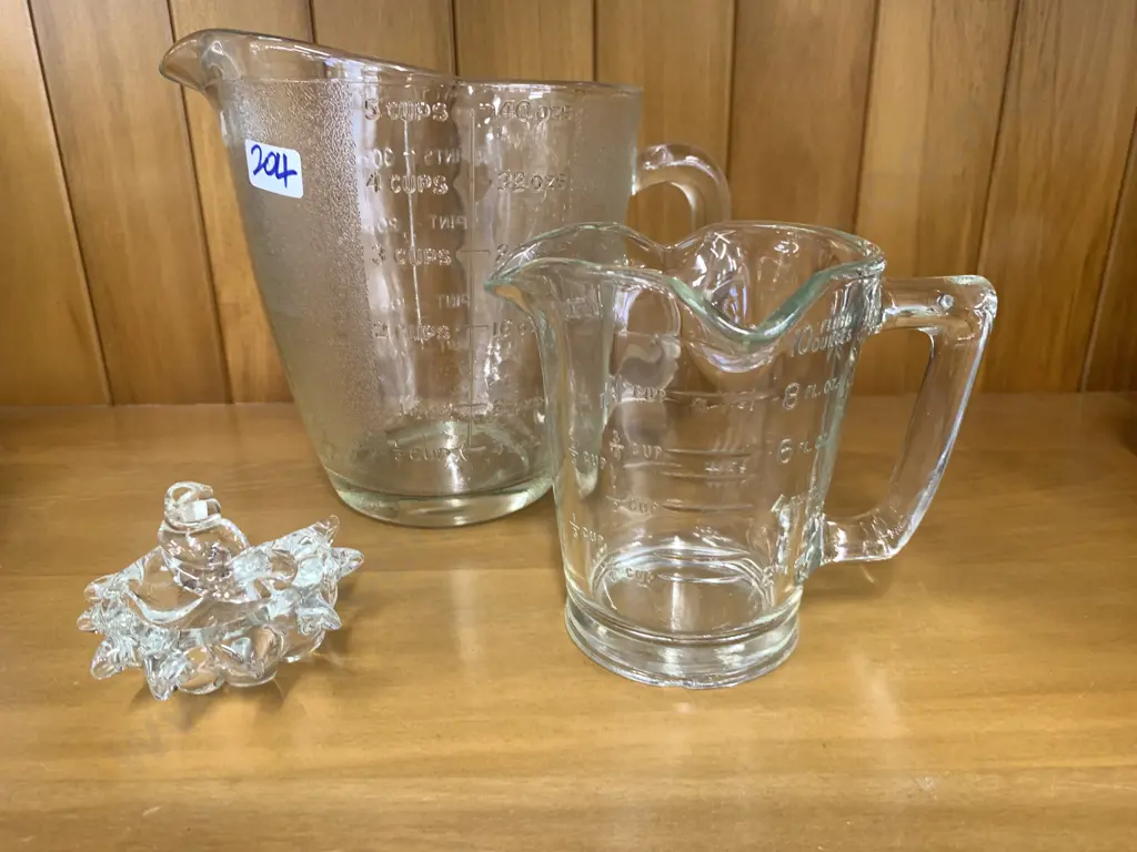 Vintage Measuring Jugs With Shell Shaped Vase Image 1++
