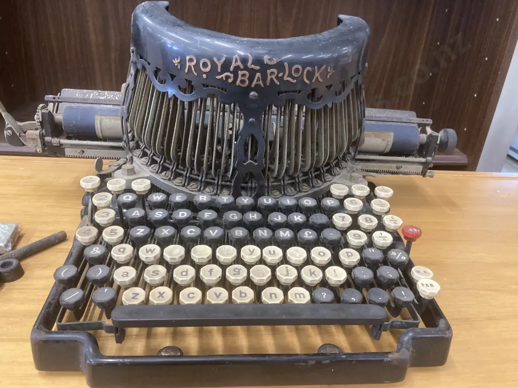 Antique Early 20th Century Royal Bar-Lock Typewriter, (Think Model No10) Image 1++