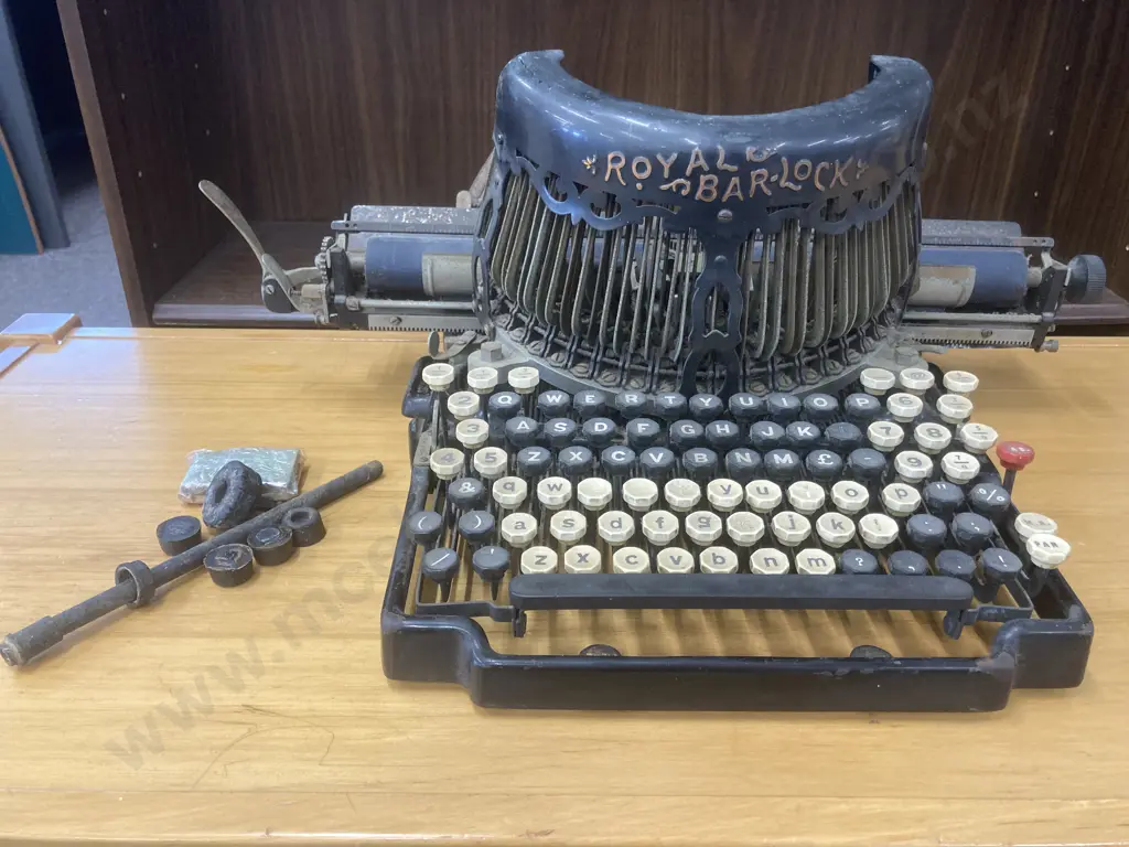 Antique Early 20th Century Royal Bar-Lock Typewriter, (Think Model No10) Image 1++