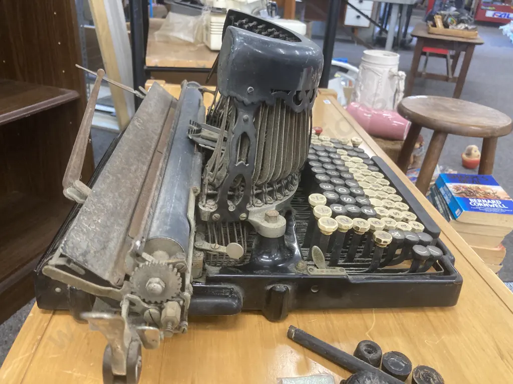 Antique Early 20th Century Royal Bar-Lock Typewriter, (Think Model No10) Image 1++