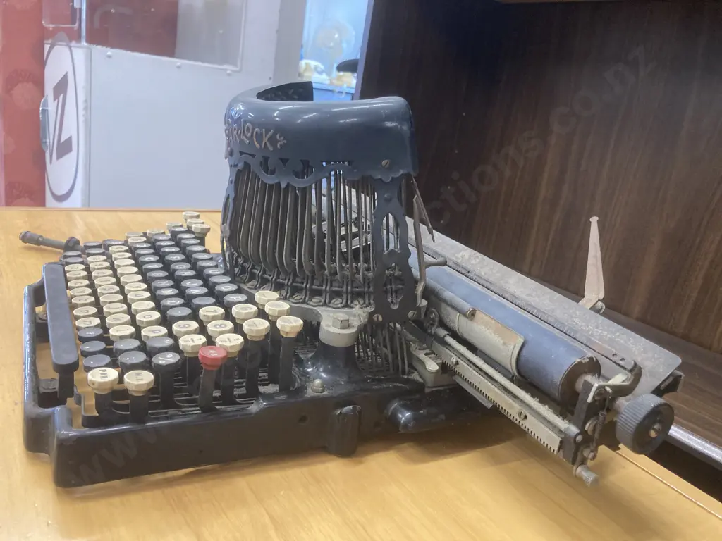 Antique Early 20th Century Royal Bar-Lock Typewriter, (Think Model No10) Image 1++