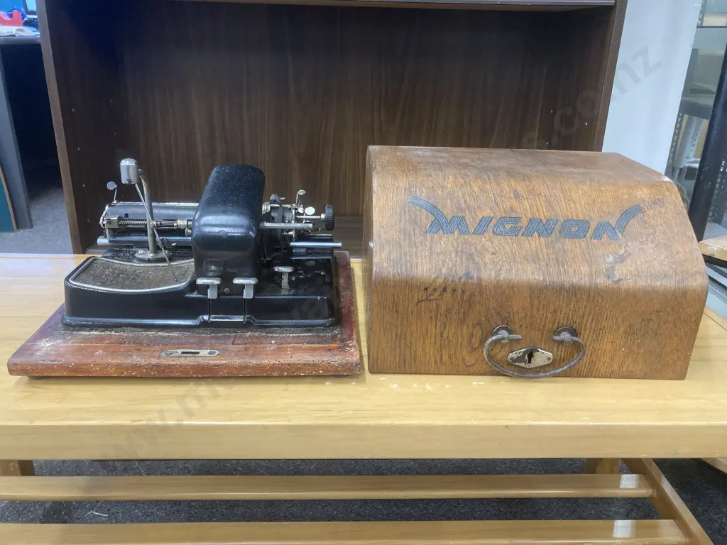 Antique Mignon 4 Typewriter With Original Wooden Case. Manufactured 1923 to 1934 by AEG Germany Image 1++