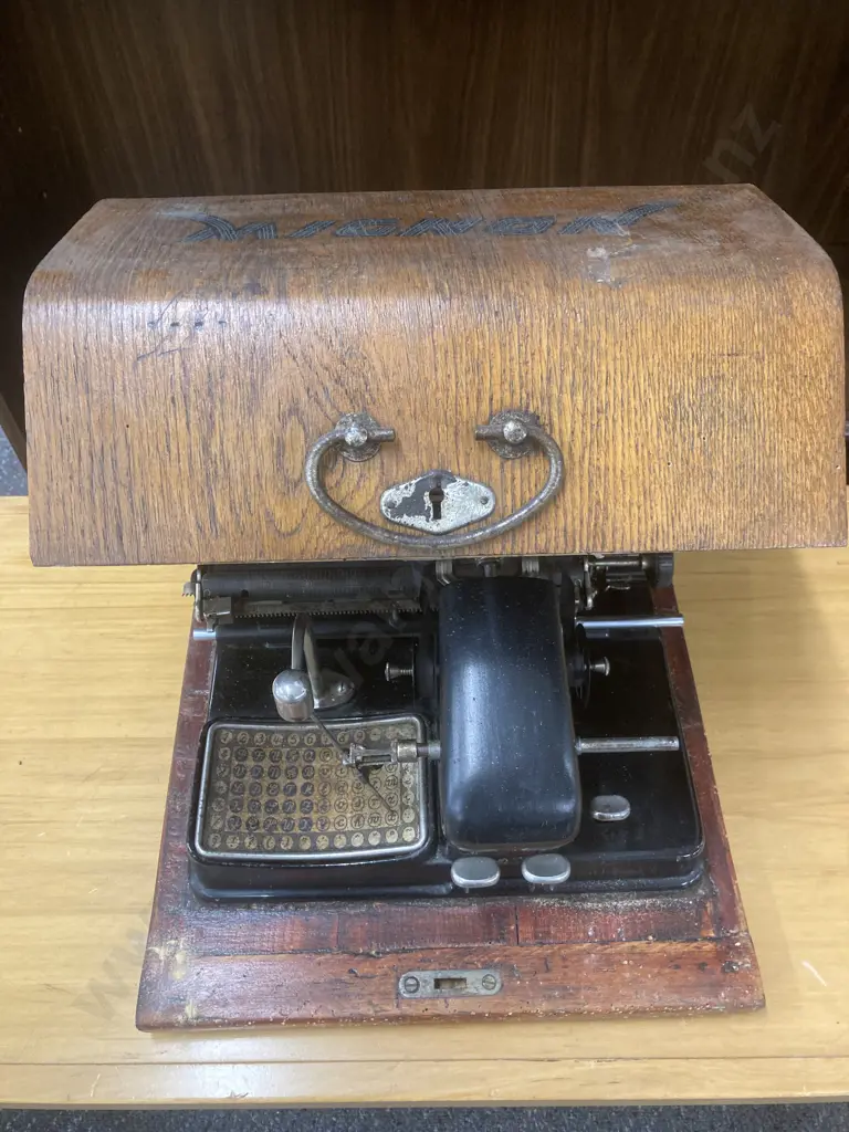 Antique Mignon 4 Typewriter With Original Wooden Case. Manufactured 1923 to 1934 by AEG Germany Image 1++