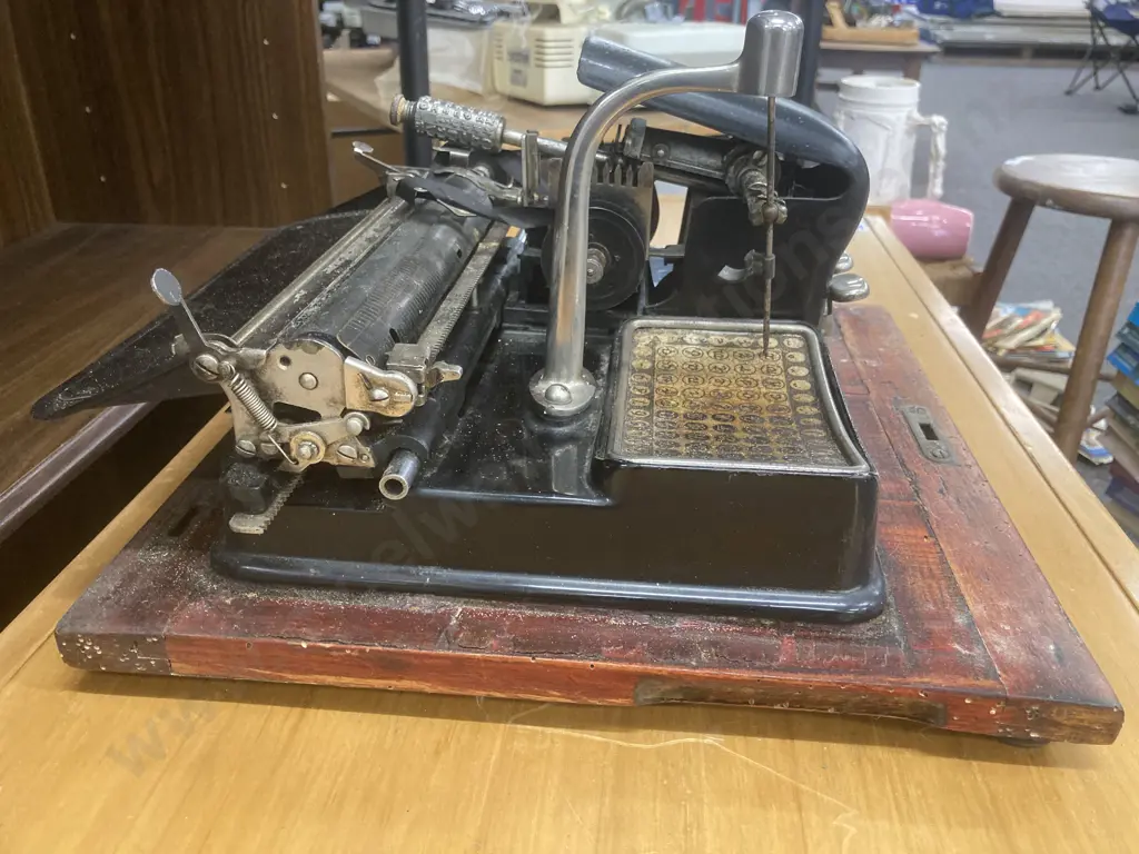 Antique Mignon 4 Typewriter With Original Wooden Case. Manufactured 1923 to 1934 by AEG Germany Image 1++
