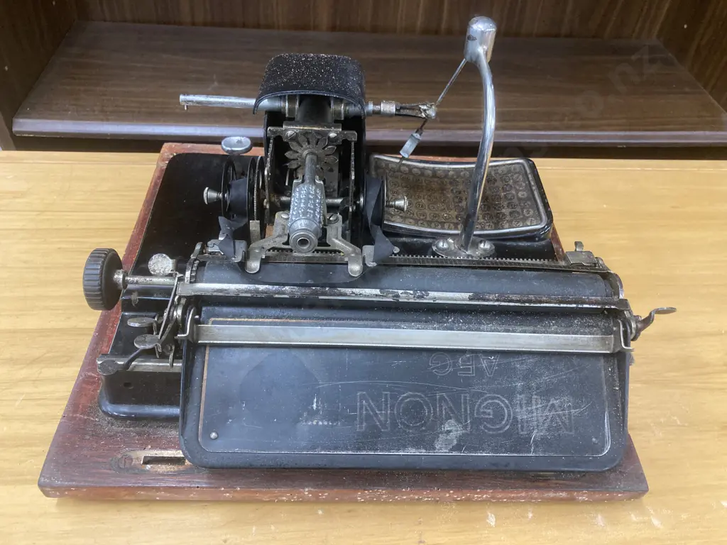 Antique Mignon 4 Typewriter With Original Wooden Case. Manufactured 1923 to 1934 by AEG Germany Image 1++