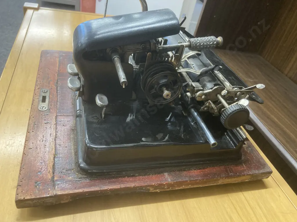 Antique Mignon 4 Typewriter With Original Wooden Case. Manufactured 1923 to 1934 by AEG Germany Image 1++