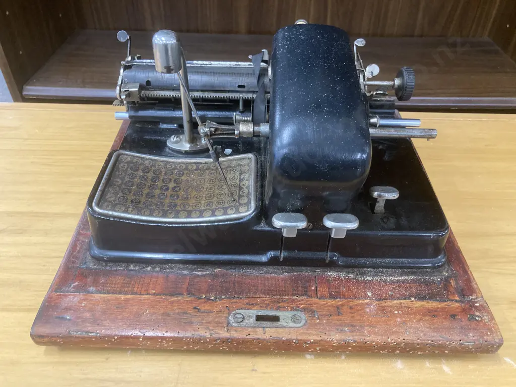 Antique Mignon 4 Typewriter With Original Wooden Case. Manufactured 1923 to 1934 by AEG Germany Image 1++