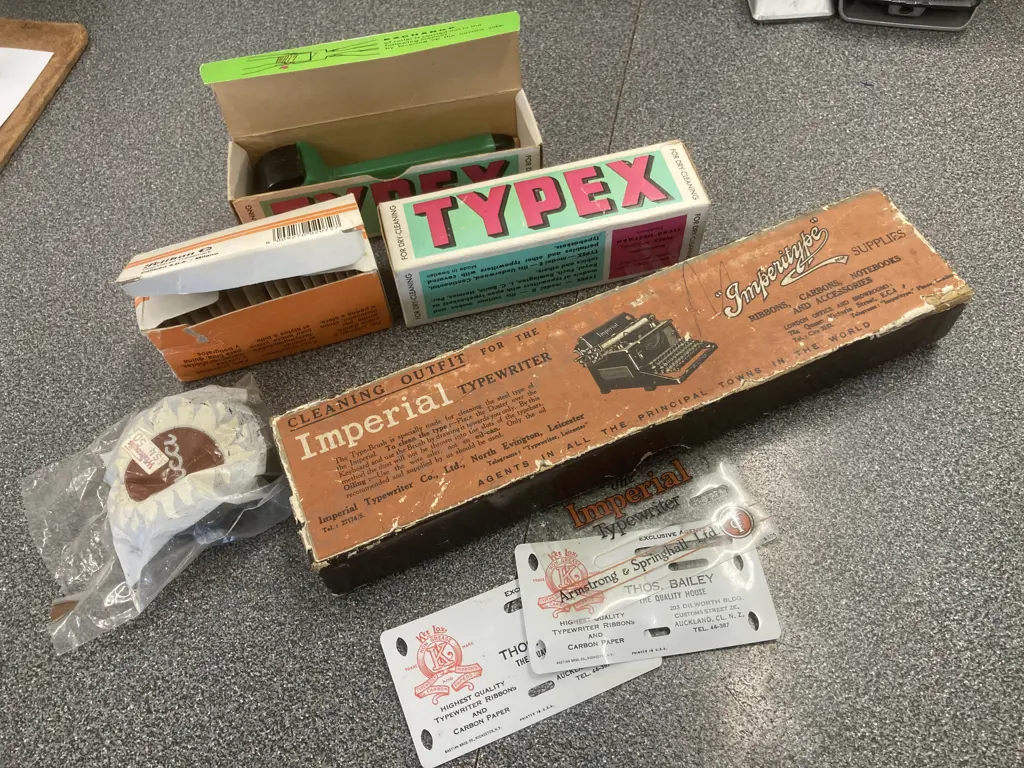 Vintage Boxed Cleaning Outfit For Imperial Typewriter, Original Cleaning Cloth, Brush Etc, H3 L26 D6cm Image 1++