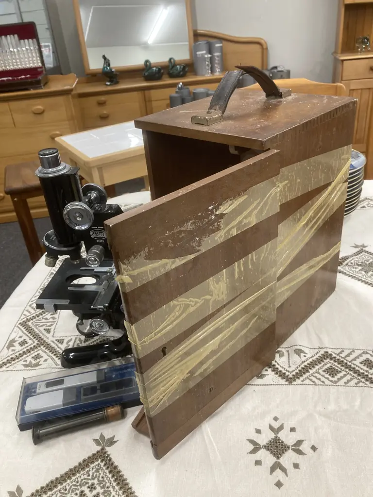 A 20thC Model 47 Beck London Microscope, With Metal Case, Numbered 22209, Six Lenses Image 1++