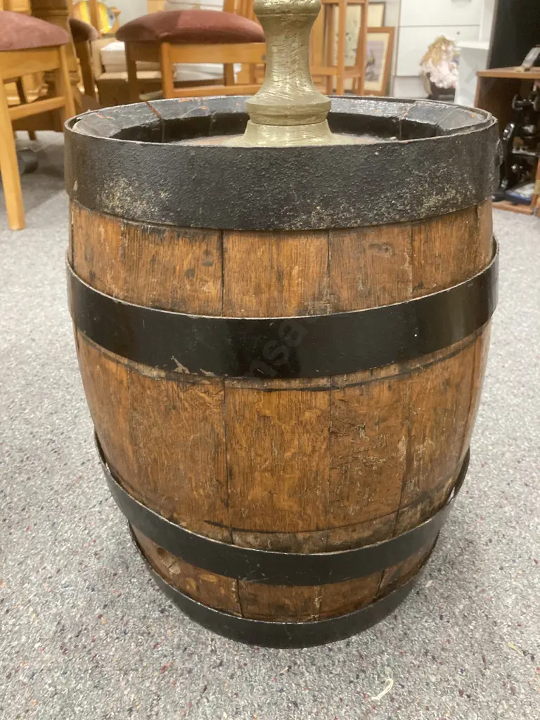 Vintage Wooden Barrell With a Single Beer Pull, H72cm Image 1++