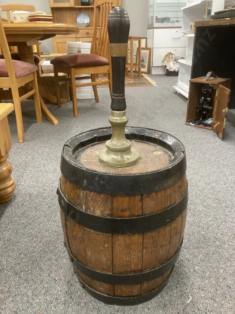Vintage Wooden Barrell With a Single Beer Pull, H72cm Image 1++