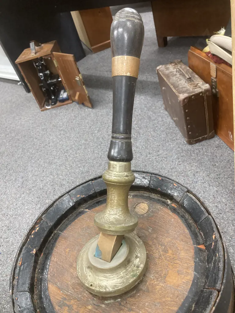 Vintage Wooden Barrell With a Single Beer Pull, H72cm Image 1++