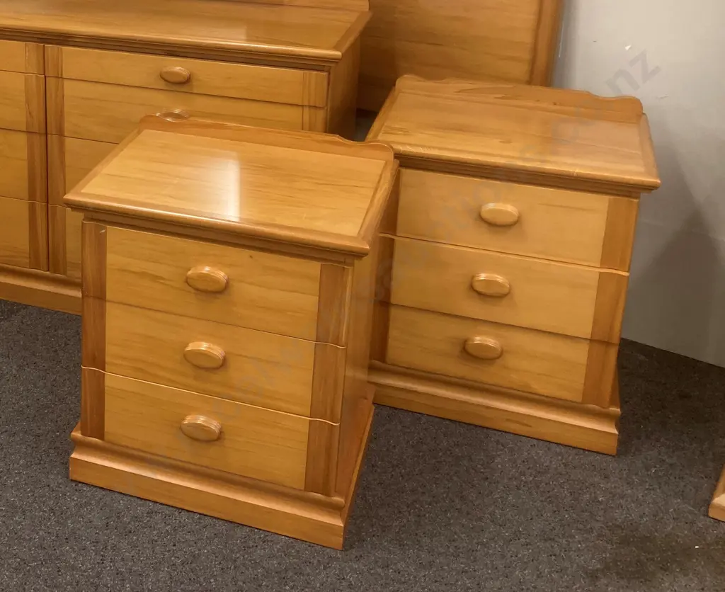Pair of Rimu 3 Drawer Bedside Cabinets, H63 L52 D40cm With A Queensize Headboard, L150cm Image 1++