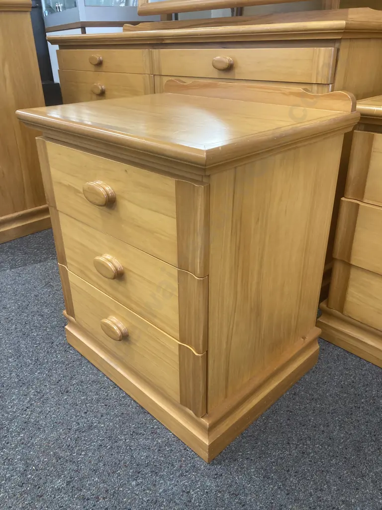 Pair of Rimu 3 Drawer Bedside Cabinets, H63 L52 D40cm With A Queensize Headboard, L150cm Image 1++
