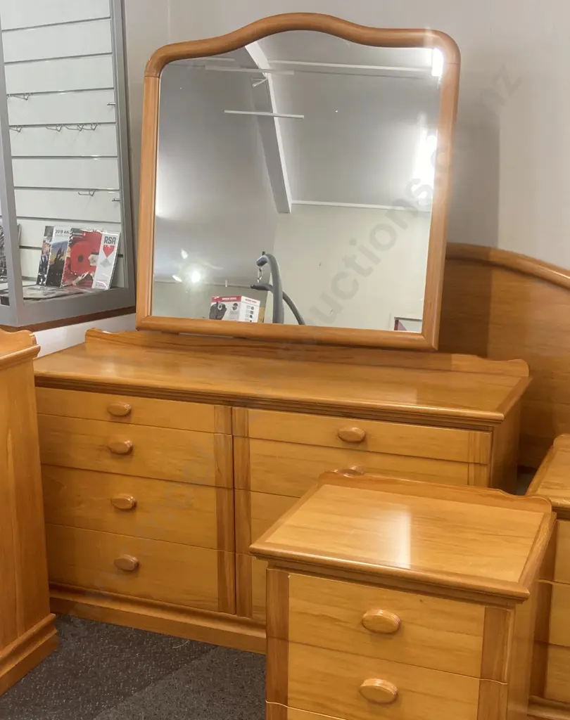 Rimu Dressing Table, 6 Large & 2 Small Drawers With Curved Top To Mirror, H170 L137 D42cm Image 1++