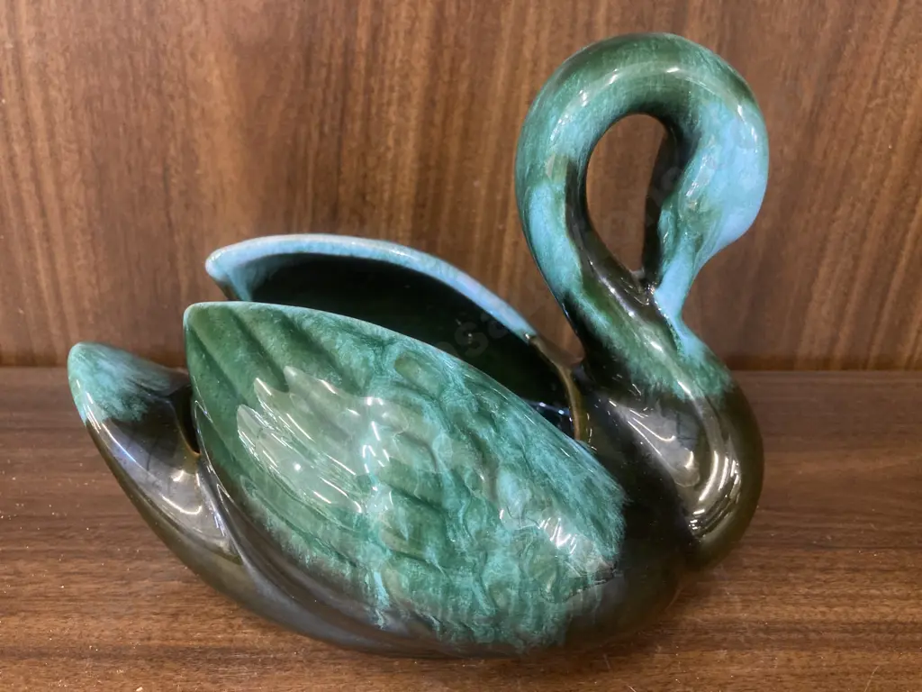 Blue Mountain Pottery Vintage High Gloss Black/Traditional Green Hues Swan Planter 70’s, 15 x 20cm Image 1++