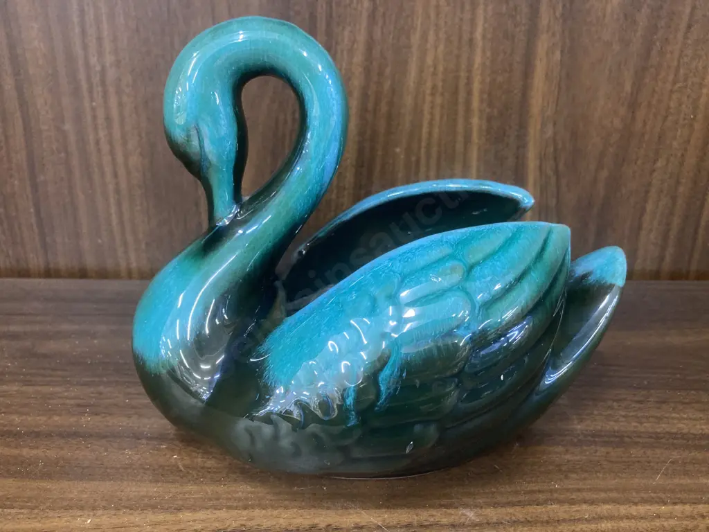 Blue Mountain Pottery Vintage High Gloss Black/Traditional Green Hues Swan Planter 70’s, 15 x 20cm Image 1++