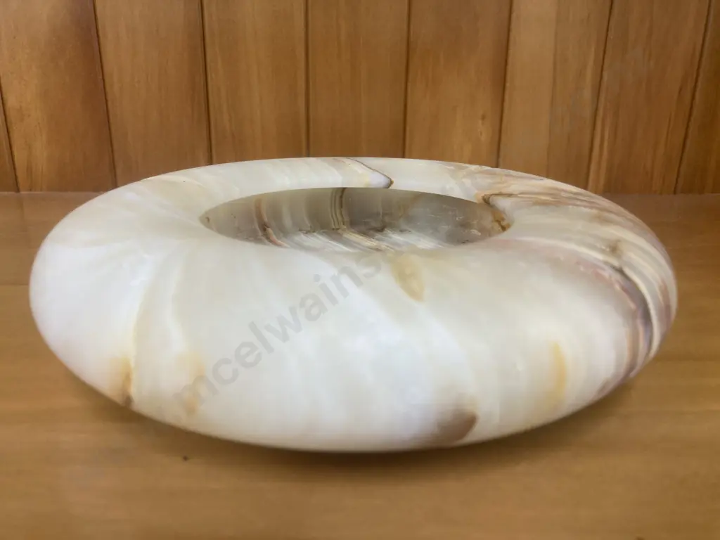 Vintage Mottled Cream Onyx Ashtray, Dia 18cm Image 1++