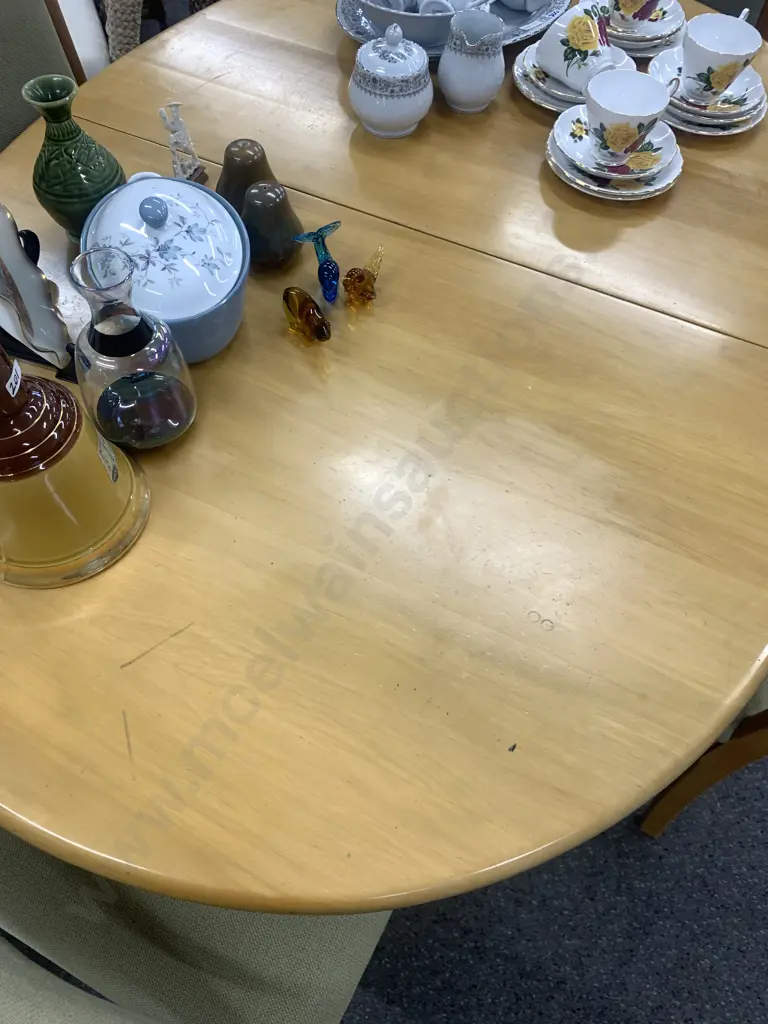 Rimu Oval Extn Dining Table, L1.37m, W1m With 4 Rimu Framed Curved Back Dining Chairs, Khaki Green Fabric Image 1++