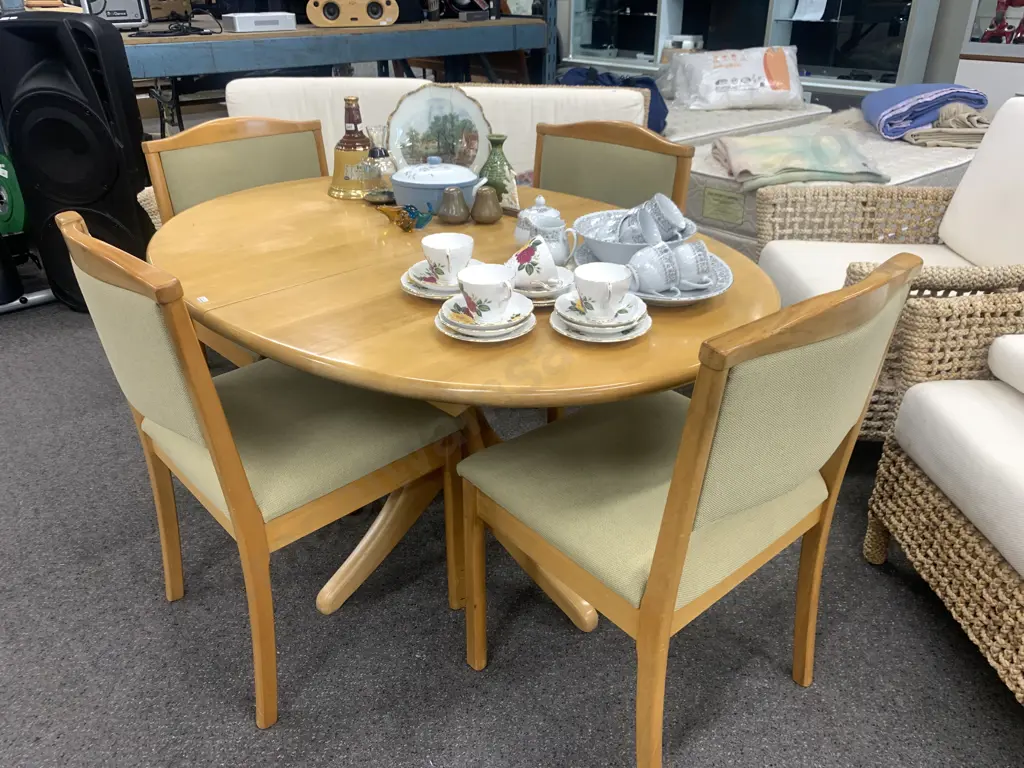 Rimu Oval Extn Dining Table, L1.37m, W1m With 4 Rimu Framed Curved Back Dining Chairs, Khaki Green Fabric Image 1++