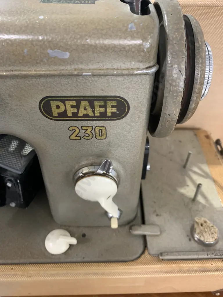 Vintage Pfaff Automatic 230 Sewing machine In Case With Instruction Manual Image 1++