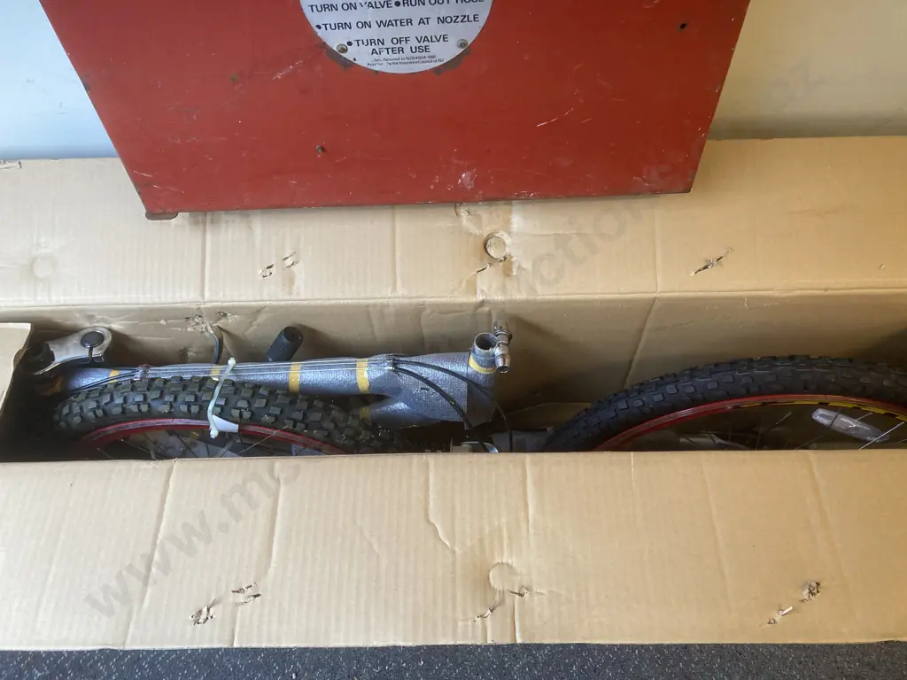 Mountain Bike Flatpacked In Box, RACER? Brand, Model BIK010, Cross Country / Racer, 19" / 26" - 21 Speed Image 1++