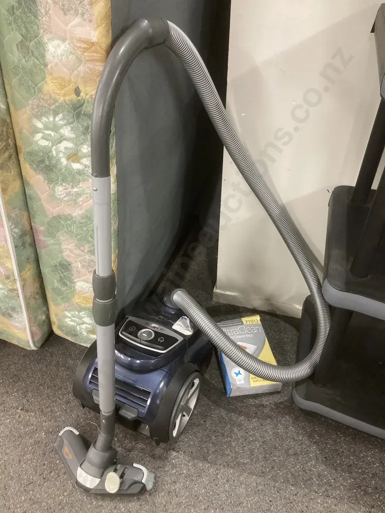 Philips FC9160 Vacuum Cleaner, 2200 Watts Image 1++