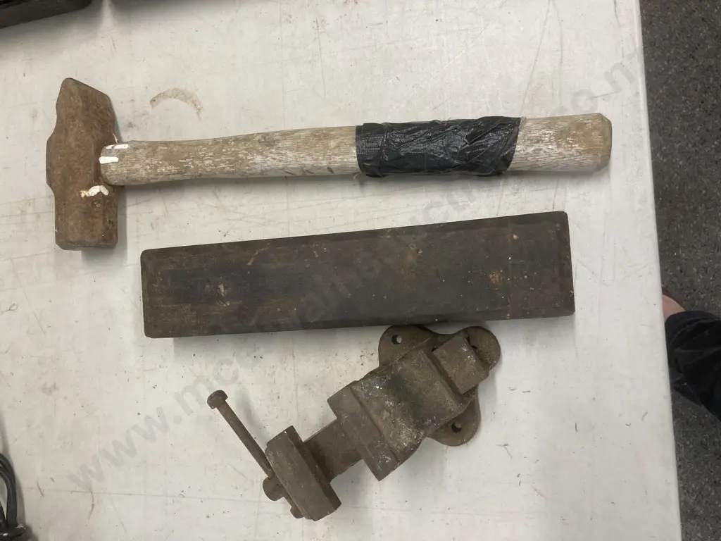Leaver British made 00B Vice, Blacksmiths Hammer, Sharpening Stone In Wooden Case Image 1++