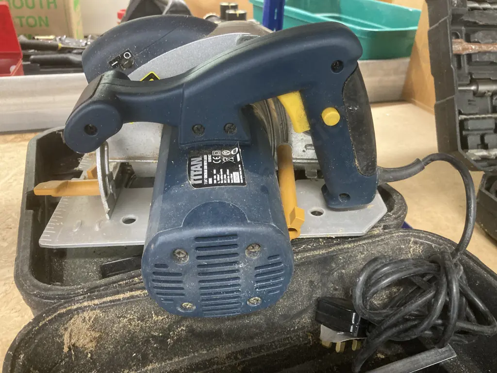 Titan 7 1/4" Circular saw With Laser Guide, Model SF185R2, In Plastic Carry Case (Has a UK Plug) Image 1++