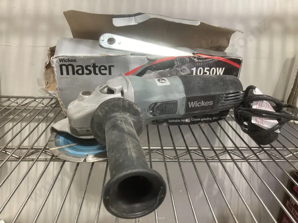 Wickes Master 1050W Angle Grinder, 115-125mm, Model 215757 With Concrete Cutting Blade (Has a UK Plug) Image 1++