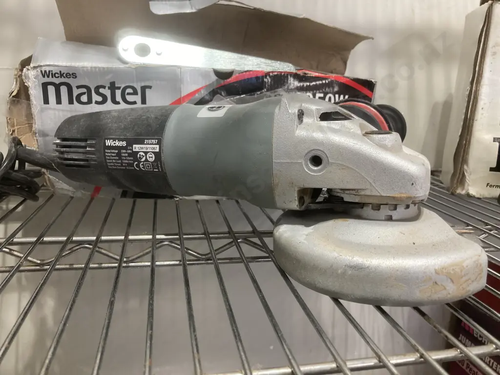 Wickes Master 1050W Angle Grinder, 115-125mm, Model 215757 With Concrete Cutting Blade (Has a UK Plug) Image 1++