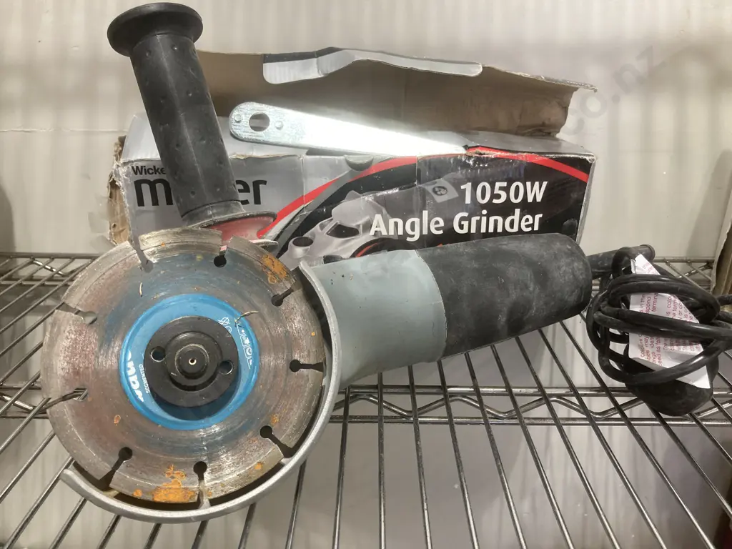 Wickes Master 1050W Angle Grinder, 115-125mm, Model 215757 With Concrete Cutting Blade (Has a UK Plug) Image 1++