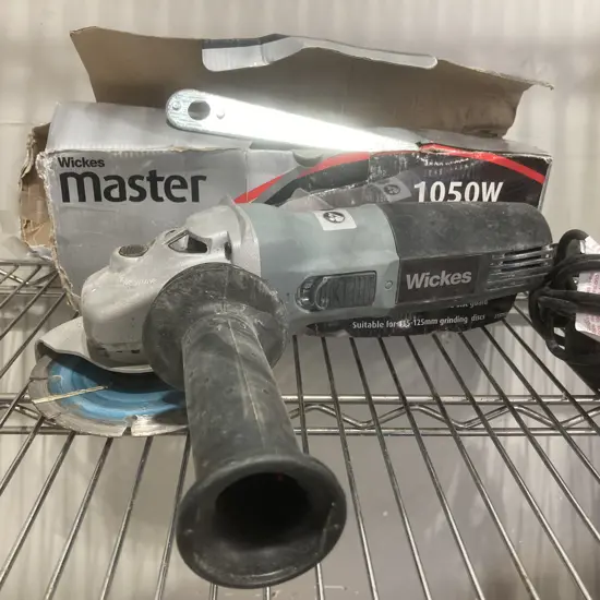 Wickes Master 1050W Angle Grinder, 115-125mm, Model 215757 With Concrete Cutting Blade (Has a UK Plug)