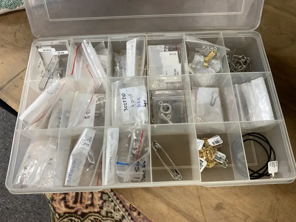 New Titan Deep Freeze Tote & Assortment Of Jewellery Making Items In Plastic Storage Box Image 1++