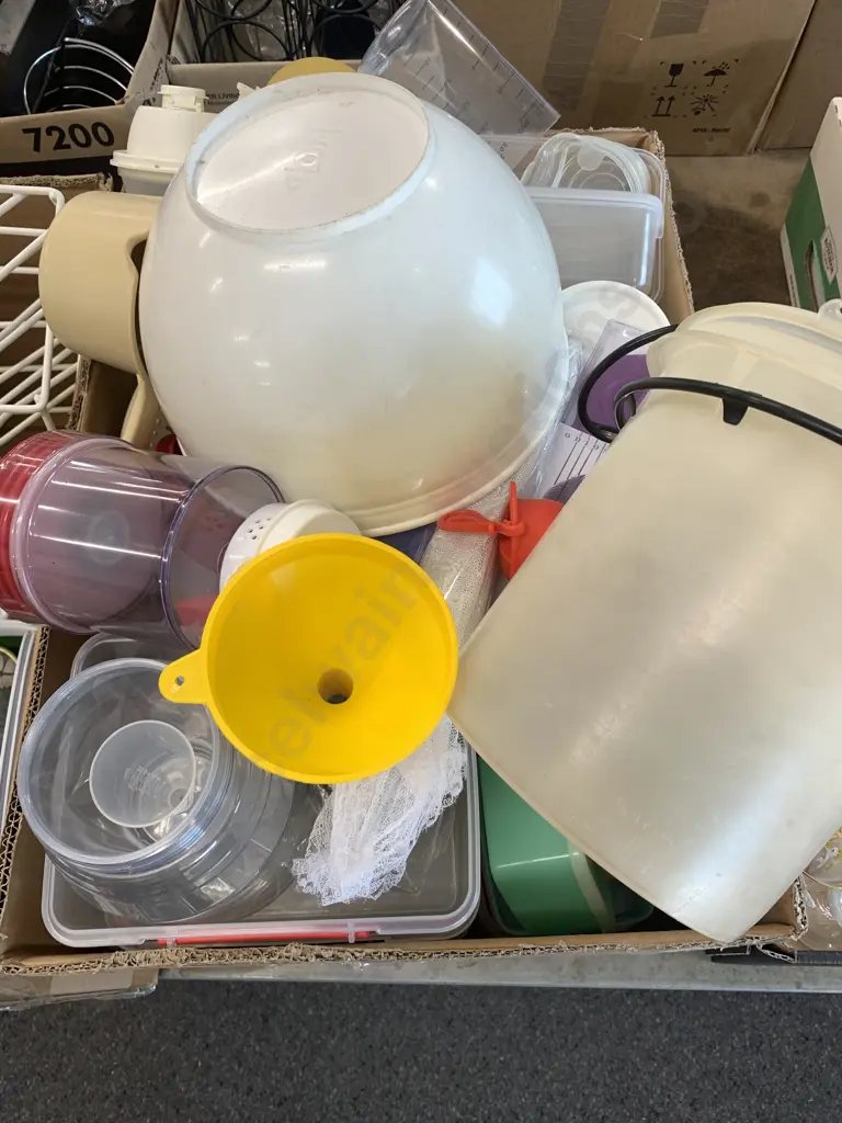 Box Lot of Assorted Plasticware Image 1++