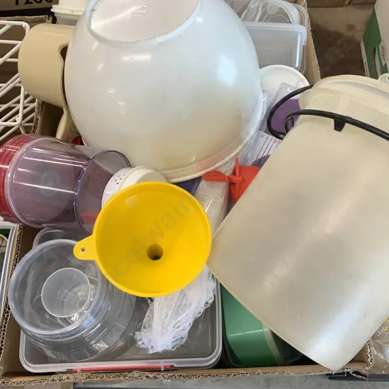 Box Lot of Assorted Plasticware