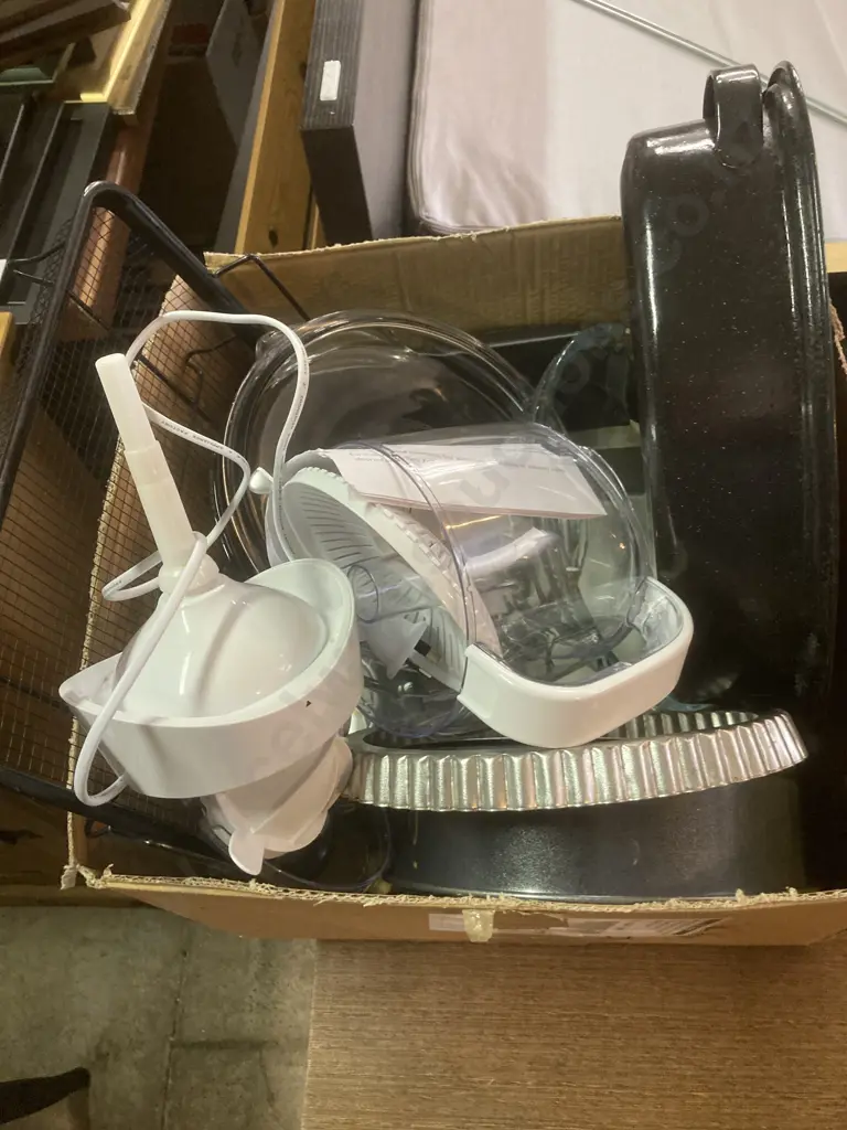 Box Lot Bakeware, Lidded Glass Casserole Dish, Juicer Etc Image 1++
