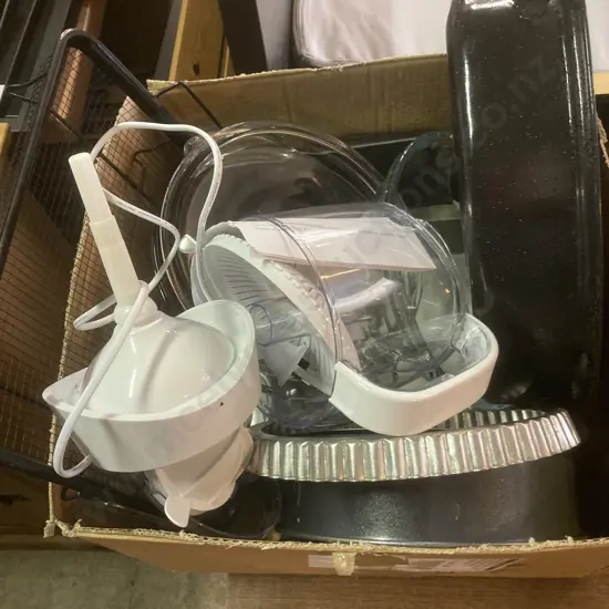 Box Lot Bakeware, Lidded Glass Casserole Dish, Juicer Etc