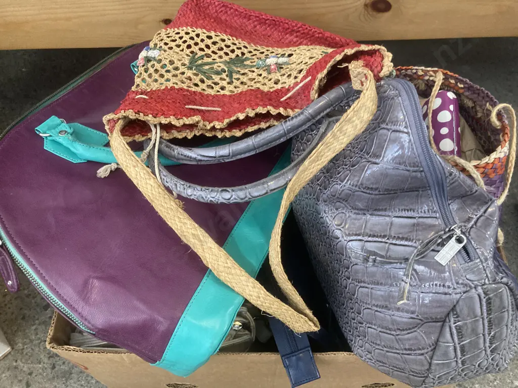 Box Lot Of Vintage Handbags Etc Image 1++