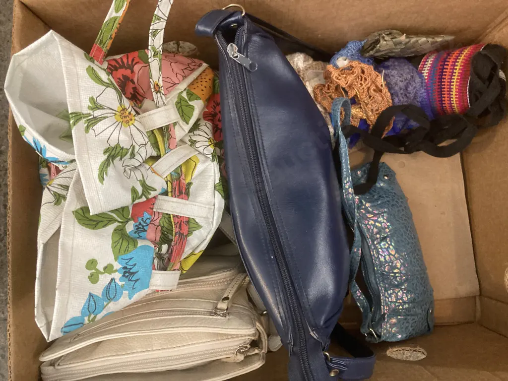 Box Lot Of Vintage Handbags Etc Image 1++
