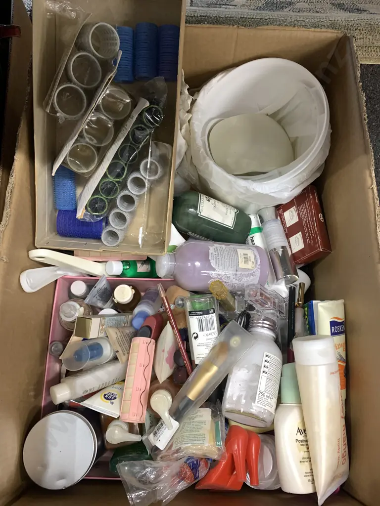 Selection of Beauty Items, Hair Rollers, Makeup Brushes Etc Image 1++