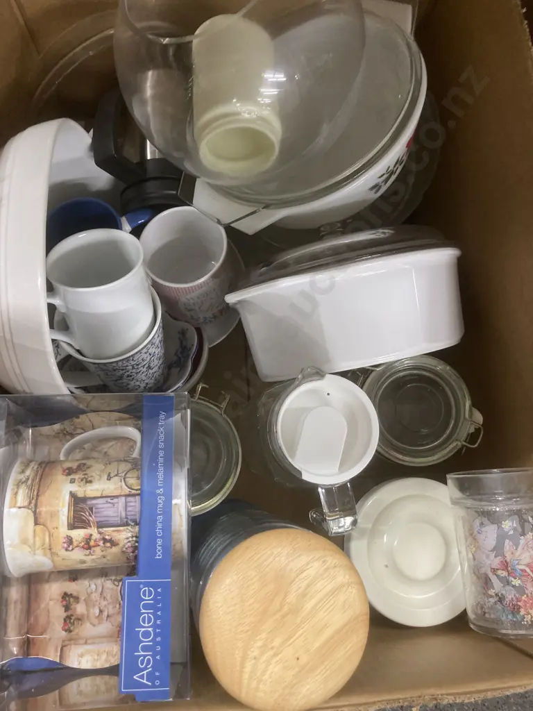 Box Lot of Assorted Casserole Dishes, Jugs, Canisters Etc Image 1++