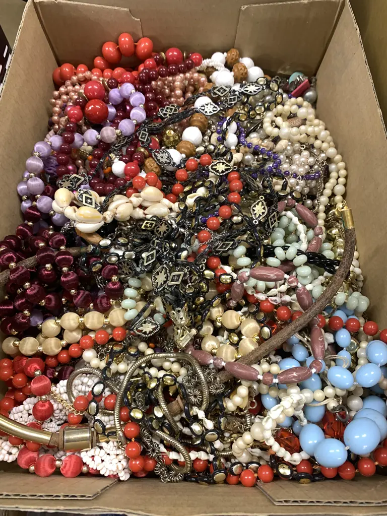 Selection of Costume Jewellery Image 1++