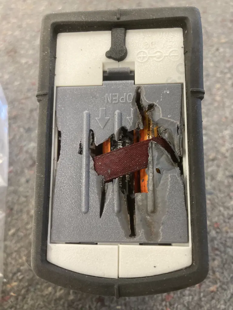 Lufkin LCL4SET Multiline Laser Level & Tripod (Battery Cover Broken) Image 1++