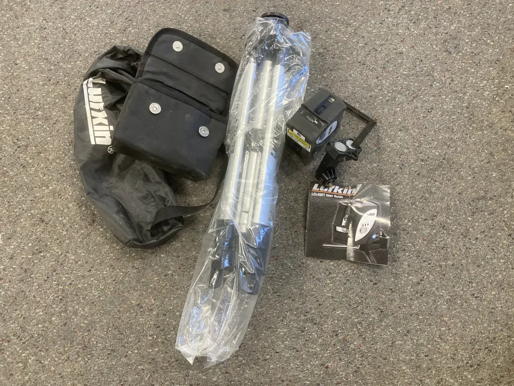 Lufkin LCL4SET Multiline Laser Level & Tripod (Battery Cover Broken) Image 1++