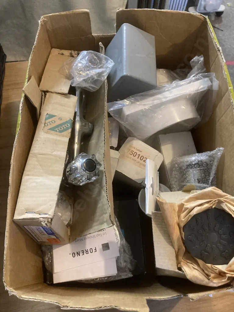 Box Lot of Plumbing Fittings, Brassware Etc Image 1++