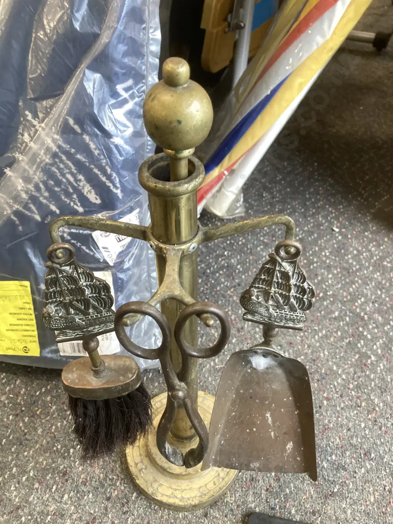 Brass Fireside Companion Set Image 1++