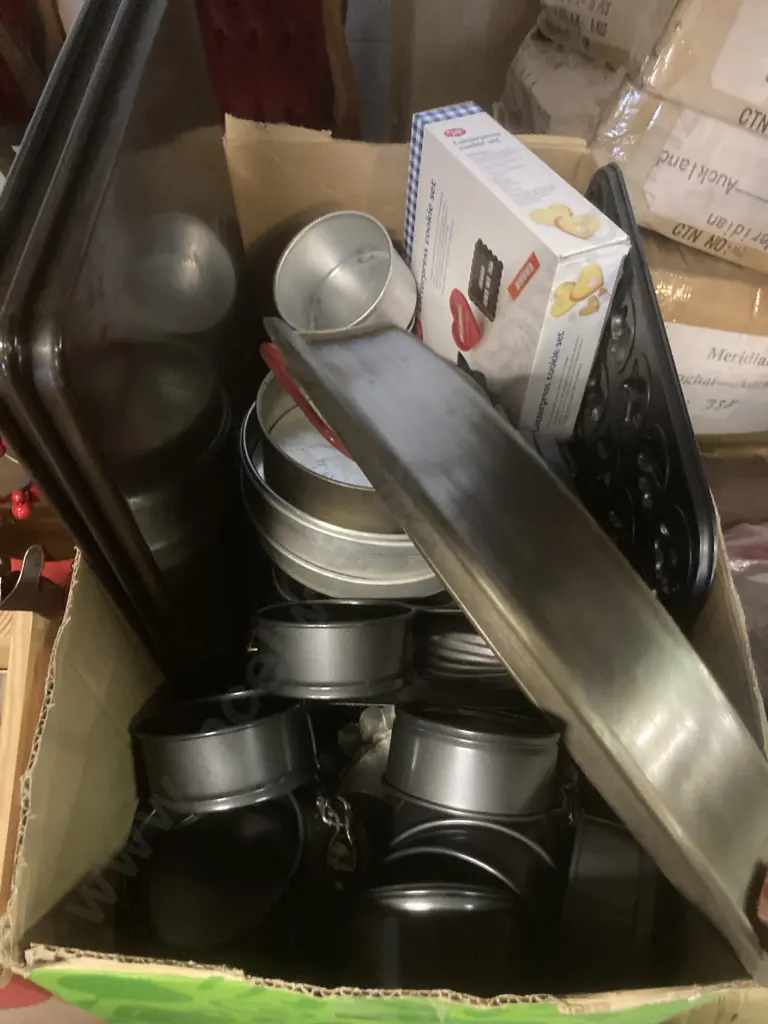 Selection Of Bakeware Including Pie Dishes, Oven Trays Etc  Image 1++