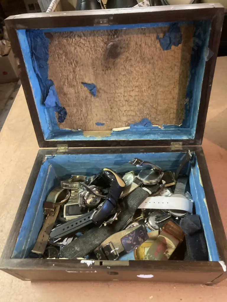 Vintage Storage Box With Selection Of Watches Image 1++